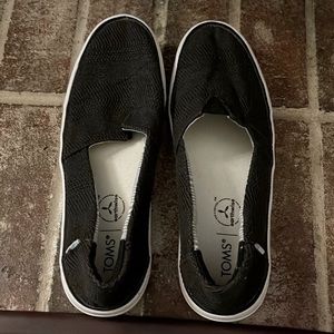 Black Tom’s loafers, women’s size 7.5, sized like a 7! Excellent condition.
